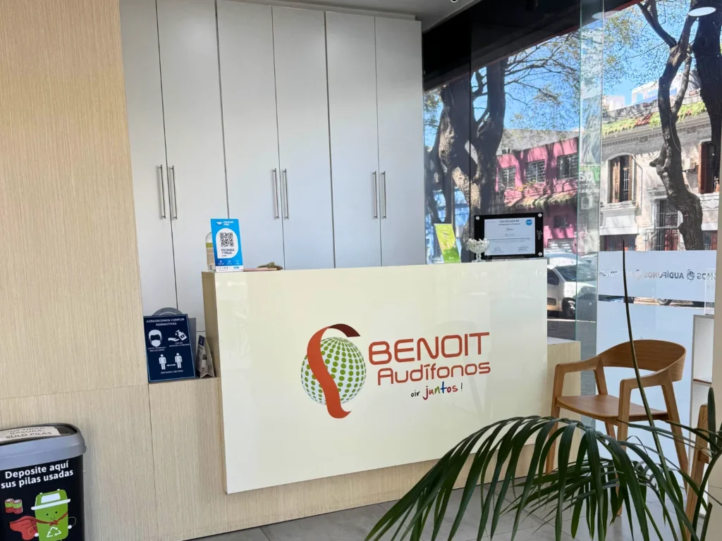 Recepción de Benoit Audífonos en Av. Rivera, Montevideo